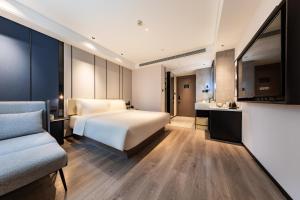 Ένα ή περισσότερα κρεβάτια σε δωμάτιο στο Atour Hotel Wuhan Optics Valley Square Yangjia Bay +33 φωτογραφίες