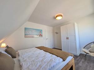 a bedroom with a large bed in a room at Deichkoje in Westerdeichstrich +9 photos
