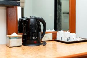Příslušenství pro přípravu čaje a kávy v ubytování Amorn Mansion