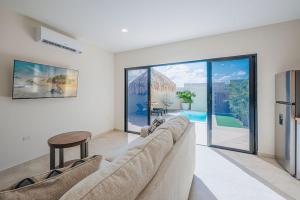 Μια τηλεόραση ή/και κέντρο ψυχαγωγίας στο Super Stylish Home with Private Pool and outdoor