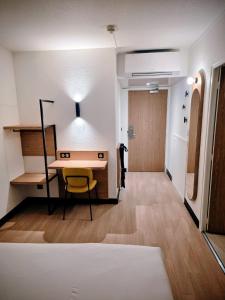 Кровать или кровати в номере B&B HOTEL Vitry-sur-Seine