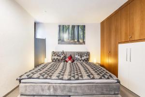 une chambre avec un grand lit dans une pièce dans l'établissement Ferienwohnung Brunnenblick, à Pottenstein