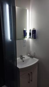 Ένα μπάνιο στο mobil home Běla