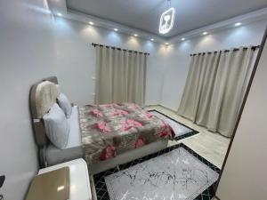 La Dolce Villa with Private Pool في برج العرب: غرفة نوم فيها سرير ومرآة