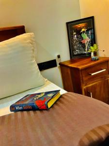 een slaapkamer met een bed met een kussen en een dressoir bij Villa Mangrove Serenity in Galle