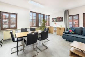 un salon avec une table et un canapé dans l'établissement Ferienwohnung Talblick, à Pottenstein