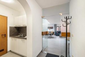 une cuisine ouverte et un salon dans une maison dans l'établissement Ferienwohnung Talblick, à Pottenstein 19 autres photos