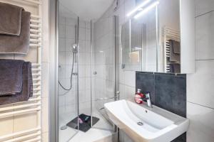 une salle de bain blanche avec lavabo et douche dans l'établissement Ferienwohnung Talblick, à Pottenstein