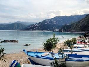 un grupo de barcos sentados en una playa en Casa degli Agrumi, en Capo dʼOrlando