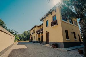 an empty street in front of a building at Casa Rural 5 Estrellas en Totana in Totana