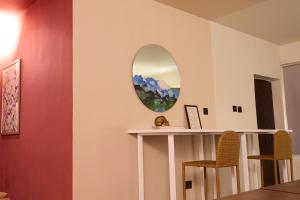 een kamer met een tafel en een spiegel aan de muur bij 3 Bedroom ShortLet Apartment Design House in Ilado