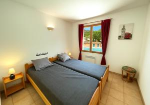 Un dormitorio con una cama grande con ventana. en Villa la Baume, en Quinson 16 fotos más