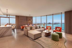 Khu vực ghế ngồi tại SO/ RAS AL KHAIMAH HOTEL & RESORT