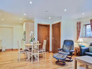 Horseshoe Cottage في Bolton by Bowland: غرفة معيشة مع طاولة وكراسي