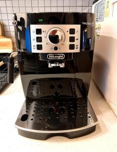 una macchina da caffè seduta sopra un tavolo di 스테이단 