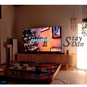 un soggiorno con una grande TV a schermo piatto di 스테이단  Altre 25 foto