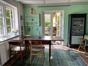 BorreにあるCosy Holiday Home In Møns Natureの木製のテーブルと椅子のあるダイニングルーム