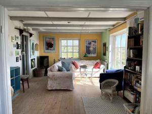 BorreにあるCosy Holiday Home In Møns Natureのソファとテーブルのあるリビングルーム