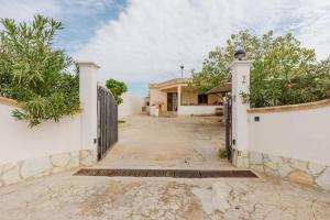 una casa con una puerta delante de una entrada en Villa Serroni Casa Vacanza, en Mazara del Vallo