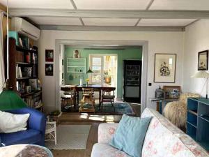 BorreにあるCosy Holiday Home In Møns Natureのソファとテーブルのあるリビングルーム +2枚の写真