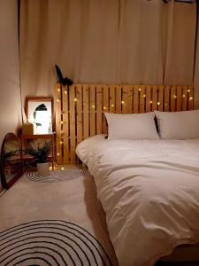 una camera da letto con un letto grande con luci sopra di 스테이단 