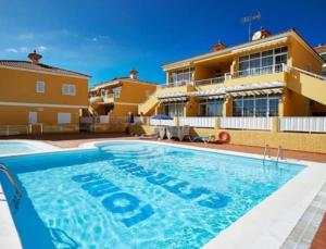 a large swimming pool in front of a house at Loma Estrella Ocean Suite Upper Arguineguín in Arguineguín