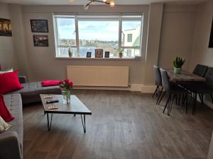 een woonkamer met een bank en een tafel bij Marina Place in Ramsgate