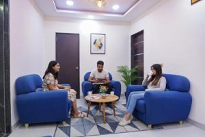 浦那Via Classic Square I的一群人坐在等候室的椅子上