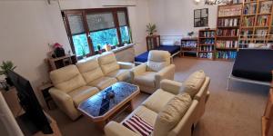 Χώρος καθιστικού στο Ganzes Ferienhaus mit 1000qm Garten in Kassel, mit eingerichteter Küche, Bad, Wohnzimmer, 4 Schlafzimmer, 8 Betten, Gratis Parkplätze, BBQ Pavillion, so privat wie zu Hause