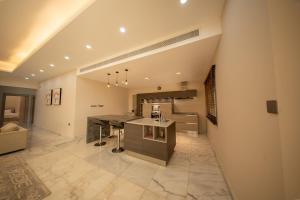 una gran cocina con una gran isla en una habitación en Private Home Gardens & Pools, Complementary tours and experiences inclusive, en Murayjāt