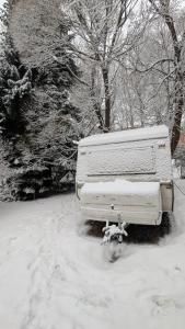 eine schneebedeckte Bank im Schnee in der Unterkunft Garden Caravan in Rovaniemi