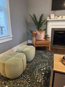 een woonkamer met twee poefs en een stoel bij Downtown, Updated, Single Story & WD in Columbus +33 foto's