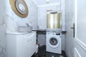 Theodoros Kolokotronis - Terpsichore في نافبليو: غرفة غسيل بيضاء مع غسالة ومجفف