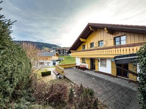 a building with a bench in front of it at Landhaus Steibis in Steibis