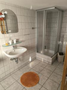 a bathroom with a sink and a shower at Schwanensee Ferienhaus in Göhren
