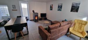 una sala de estar con un sofá y una mesa en Maison proche Grand Parc 2 Chambres, en Mauléon