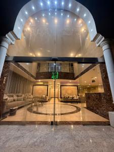 Großes Zimmer mit einer Lobby mit Sofas in der Unterkunft فندق اوتاد البدر الششه in Al Khansāk + 34 Fotos