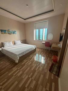 Ένα ή περισσότερα κρεβάτια σε δωμάτιο στο Hotel Hưng Phát 3 có sạc điện vinfast