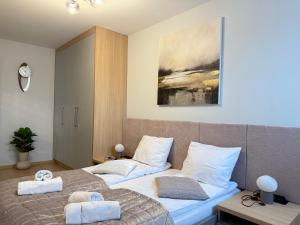 Ένα ή περισσότερα κρεβάτια σε δωμάτιο στο Apartament Księżycowy z garażem FV VAT