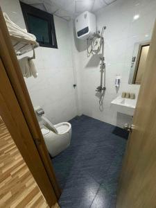 Ένα μπάνιο στο Hotel Hưng Phát 3 có sạc điện vinfast +10 φωτογραφίες