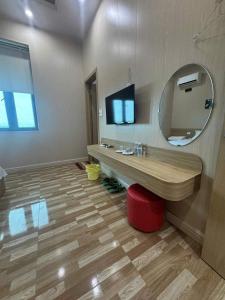 Ένα μπάνιο στο Hotel Hưng Phát 3 có sạc điện vinfast