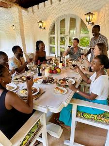 Επισκέπτες που μένουν στο AfricanHouse Z with Creek View in Mombasa - Mtwapa 2bedroom with an Inhouse multistation gym