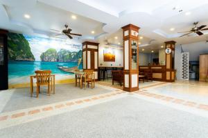 Bazén v ubytování Amorn Mansion nebo v jeho okolí