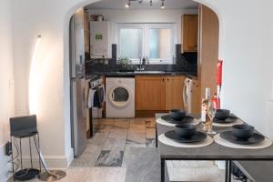 eine Küche mit Spüle und Waschmaschine in der Unterkunft La Casa de Class - Luxury & Comfort in Cardiff