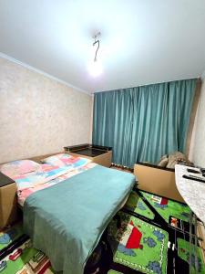 Ένα ή περισσότερα κρεβάτια σε δωμάτιο στο Аэропорт Астана 5 минут юг1 193