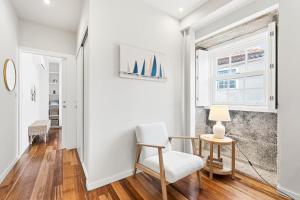 GuestReady - Charming Porto Retreat Near the Sea في بورتو: غرفة معيشة مع كرسي ونافذة +22 صورة