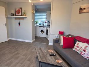 een woonkamer met een bank en een tafel bij Marina Place in Ramsgate