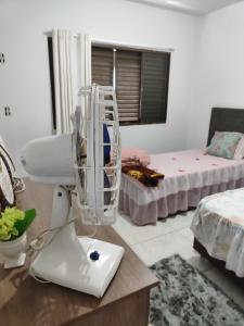 a room with a room with two beds and a machine at Apartamento Larah in Cianorte