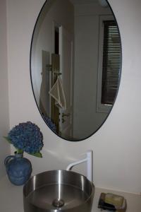 une salle de bains avec un lavabo et un miroir dans l'établissement Les Reliefs de Montmartre, à Paris 8 autres photos