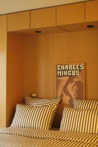 deux lits dans une chambre avec une affiche sur le mur dans l'établissement Les Reliefs de Montmartre, à Paris